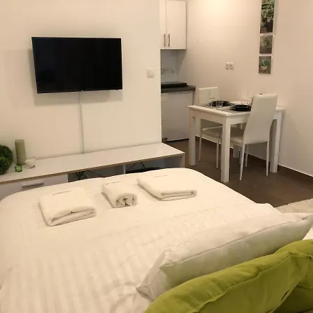 Luxury Central Studio Under The Castle Апартаменты *